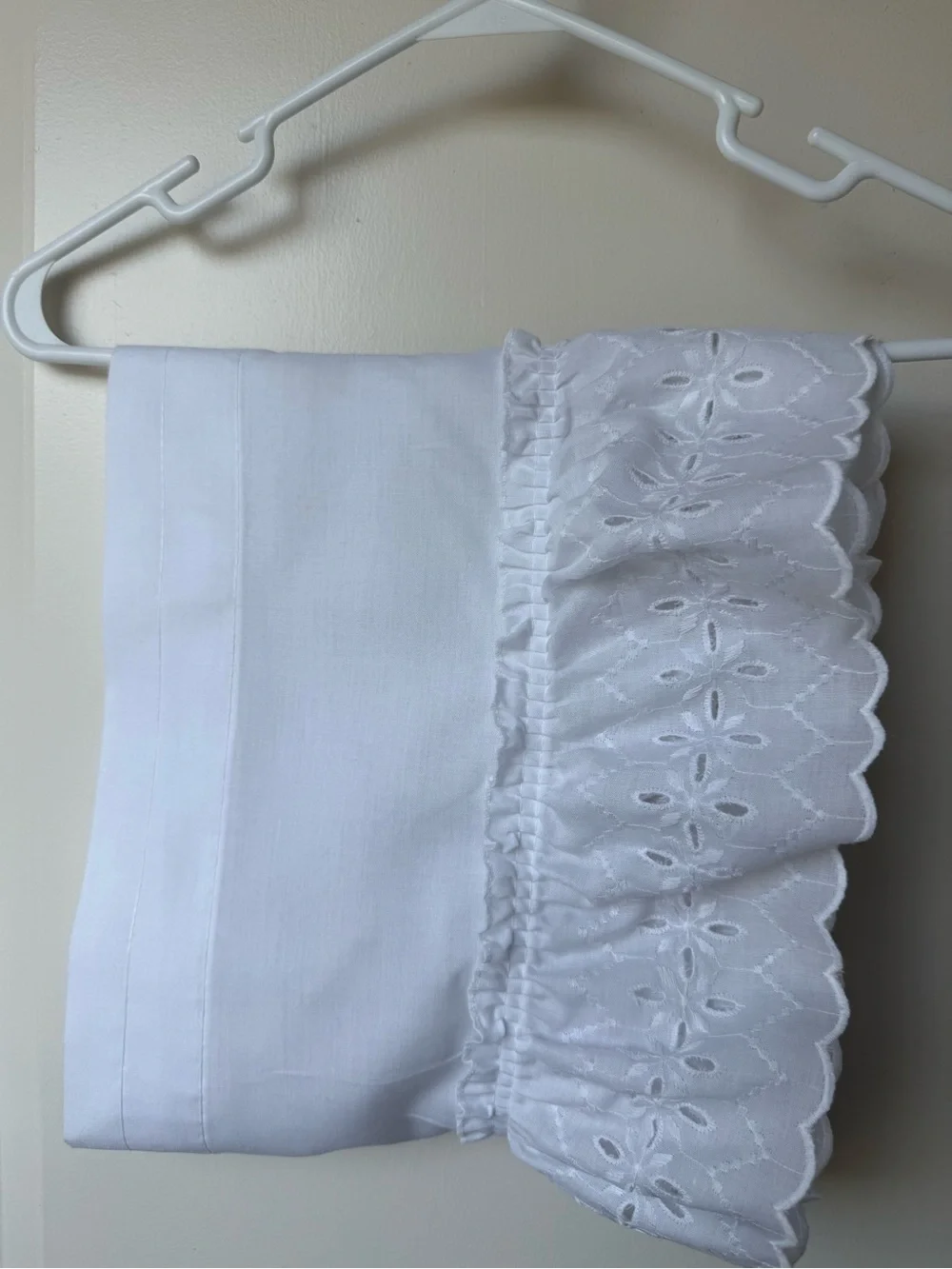 Vtg 3-Pc Set: White Eyelet Ruffle Bedskirt Full-Size, Valance& Decorative Pillow